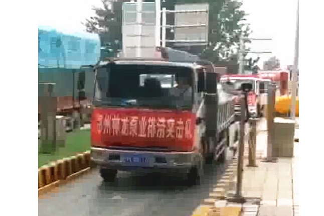 我公司新組織的搶險(xiǎn)排澇設(shè)備及人員，出發(fā)馳援焦作災(zāi)區(qū)，兄弟們辛苦了，加油！