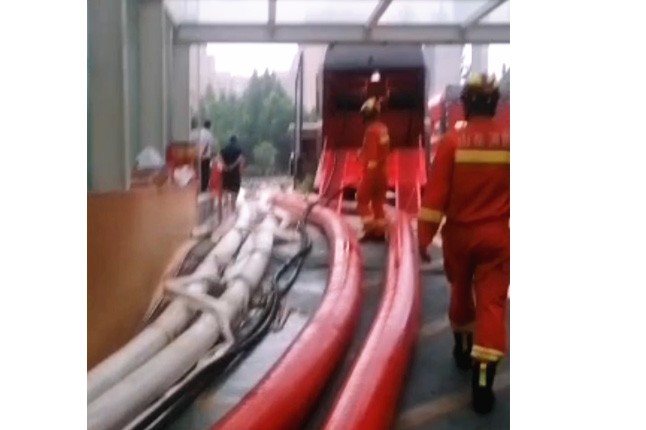 龍吸水和神龍潛水泵一起排水，加油！